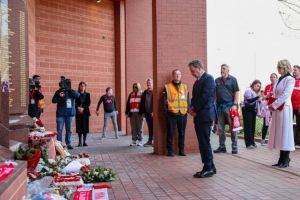 卫报：希尔斯堡惨案经14年调查列出警方失误，无人担责引家属愤怒