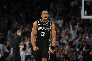 冲击力十足！凯尔登·约翰逊底角突破 对抗防守强攻上篮打2+1