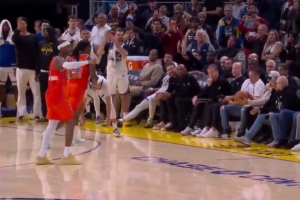 传得挺准！波杰姆斯基击地传球失误 直接干翻场边球迷手中啤酒