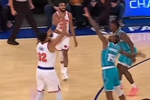 这什么战术？唐斯祭出一米远三分投篮 随后助攻自己冲筐扣篮