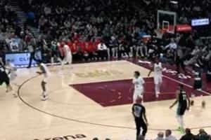 反超了！杨瀚森扎实掩护手递手给乐福 助攻后者三分一箭穿心