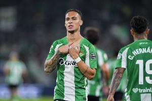 西媒：安东尼在一次跳跃中扭伤了左脚踝，可能缺席对阵巴萨的比赛