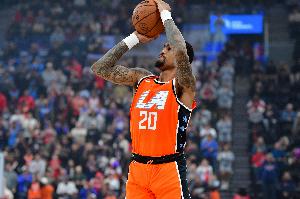 表现很积极！科林斯半场8中4拿到10分 另有3板1助2断1帽