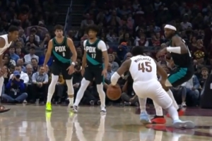 希望无碍！米切尔变向受伤 一瘸一拐下场休息