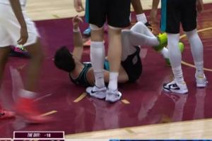 米切尔犯规！阿夫迪亚篮下防守被米切尔顶到犯规 开拓者挑战成功