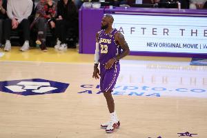 夸梅：我很高兴詹姆斯纪录断了 他终于能专心打球而不是盯着数据