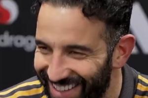 阿莫林说没有进攻球员可换，记者提醒梅努后他笑出声继续解释