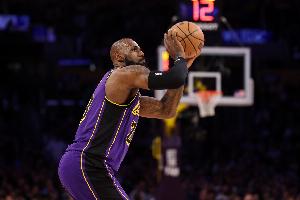 还没找到手感！詹姆斯本场三分5中0 赛季至今27中7 命中率25.9%