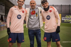 回家看看！伊涅斯塔造访巴萨训练基地，和佩德里、费尔明亲切交流