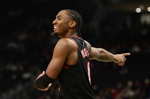 可惜啊！马克西海底捞月超级拉杆打中 但被吹罚防守犯规在先无效