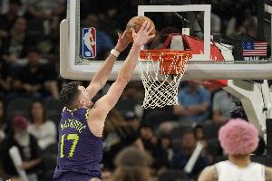 随便起飞就是扣！马特科维奇再度上演空接单手重扣 打停森林狼