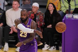 湖媒：詹姆斯今日证明 自己不在乎数据或荣誉 只关心胜利