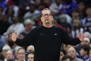 怒气冲冲！纳斯不满球权判罚 冲着裁判狂吼