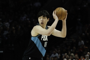 解说：这是我这赛季看到杨瀚森最自信的半场 从自己攻到指挥队友