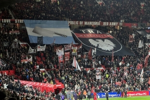 屠夫归来曼联球迷tifo支持利马，将阿根廷国旗太阳替换为菜刀