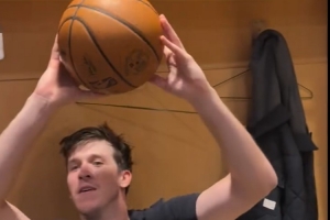 更衣室内里夫斯试图把比赛用球扔给八村塁：TM还能给谁啊？