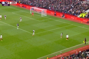 大马丁神扑！厄德高禁区外大力施射，大马丁跃起用指尖扑出皮球