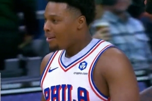 老钢炮好久不见！洛瑞兜出来命中三分 76人领先到21分！