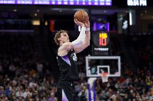 今天不准！马尔卡宁半场11中3&三分6中2拿到10分7板 正负值-21