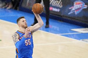 肯威：哈滕对我们太关键了防守挡拆都是不可或缺的 我们很想念他