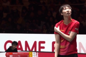 没好利索！王曼昱在与伊藤美诚的比赛中，再次捏起此前受伤的肩膀