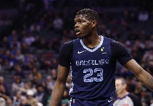 年轻人不讲武德！莱昂纳德单手扣篮被科沃德帽下