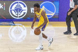 还不错！布朗尼6分钟3中2拿到5分1助1断 三分2中1