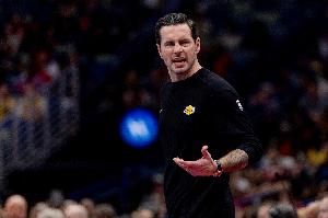 改判了！里夫斯冲抢篮板出界 雷迪克挑战成功改怀特犯规