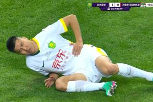 王刚腰部受伤无法坚持，示意要换人