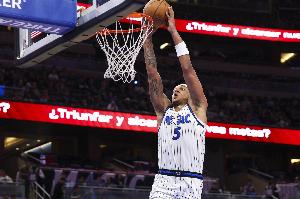 复出状态不错！班凯罗半场5投3中&三分2中1 得到7分2篮板1助攻