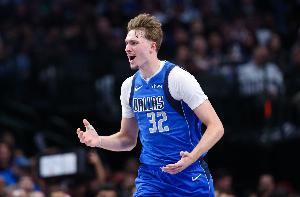 一飞冲天！弗拉格切入双手空接暴扣