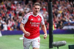 记者：16岁萨尔蒙因球队伤病问题进入替补席，约克雷斯手指骨折