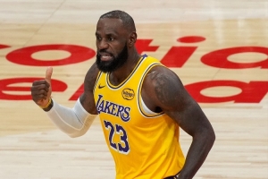 雷迪克：在某些方面我很高兴老詹连续上双纪录断了 能停止讨论了