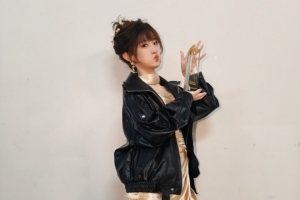 主持人夏安晒照：愿我们有远大梦想 嘿嘿给大家比心！