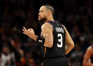 这就是价值！狄龙积极拼抢拿回球 直接运一步抛投2+1！