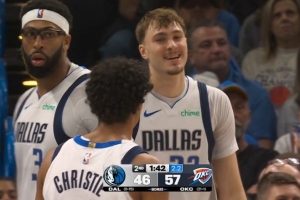 弗拉格空切准备单臂炸扣被亚历山大犯规 后者上半场已经3犯了