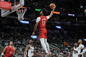 炸！夏普一字战斧试图隔扣斯图尔特被帽 裁判吹犯规活塞挑战成功