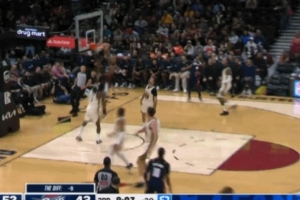 听名字就很猛！泰森借转换快攻机会 单臂炸扣完成终结