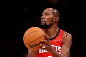 撑起球队进攻！杜兰特半场13中8得20分2助 压哨三罚助队扳平