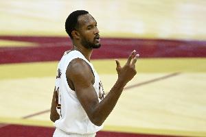 同科及第！莫布里腾空暴起 飞身大帽库明加