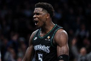 解说：爱德华兹是球队老大 最后时刻应该多承担关键球不能隐身啊