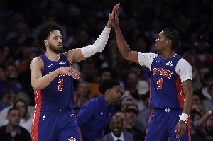 心领神会！康宁汉姆杀入底线吸引防守倒三角 奥萨尔起飞双手重扣