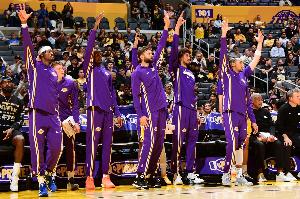 战76人替补仅10分创新低！赛季至今湖人替补场均24.2分 联盟倒一