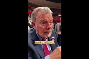 KD接受美女主持人采访：现在喜欢边打游戏边静音看比赛！