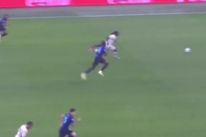 意甲官推：恰尔汗奥卢穿云箭瞬间，场边主帅齐沃的反应