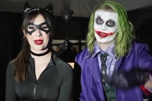 你们两口子会玩哦！“小丑”哈兰德和“猫女”女友