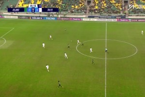 疼！实拍：张玉宁与对手发生小冲突后，一直捂着自己的后脑勺