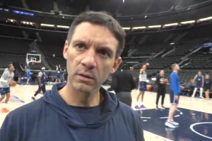 今天迎战联盟第一的雷霆！杨瀚森赛前和助教练习篮下卡位，以及抢板终结得分！