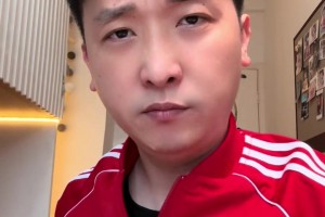 曼联全队乘坐火车前往伦敦战热刺，怎么穿一身蓝