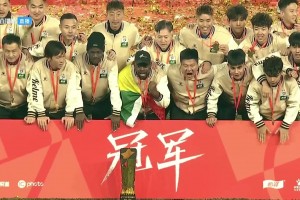 冠军全家福！中甲冠军辽宁铁人全队与中甲冠军金杯合影留念